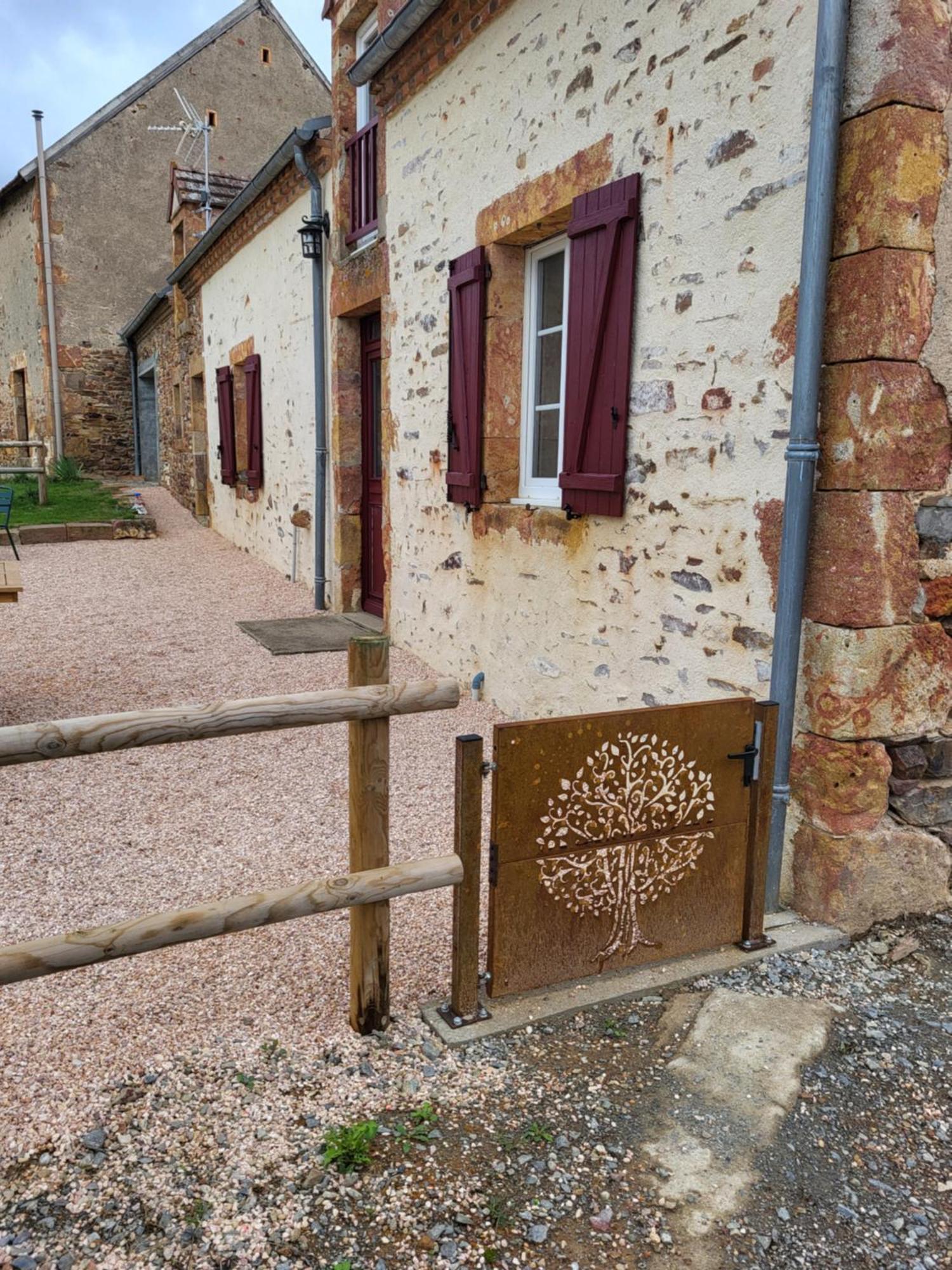Gite Au Centre De La France Vesdun エクステリア 写真